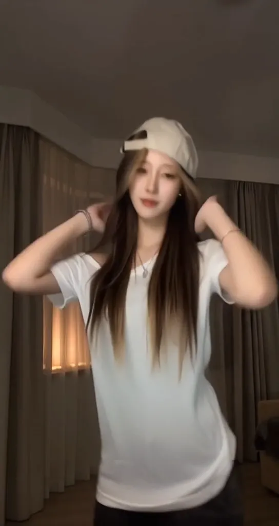 泡沫dj卡点舞💃 - 主图(AI艺术作品)