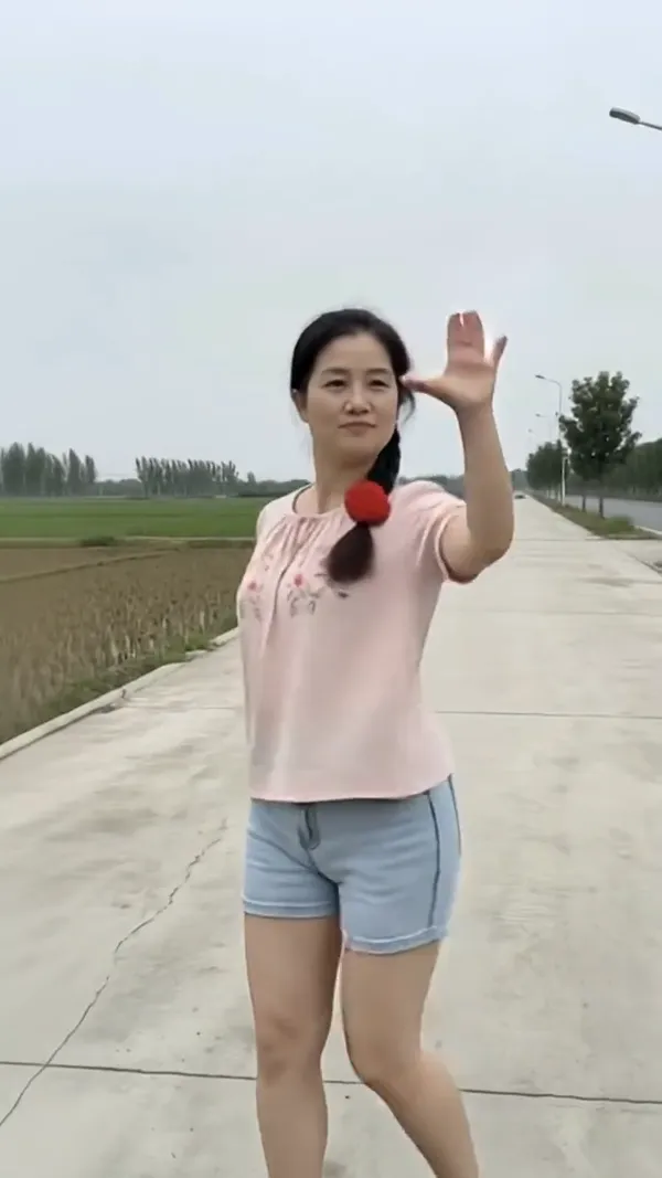 动作模仿 热门广场舞 最好的奔赴DJ - 主图(AI艺术作品)