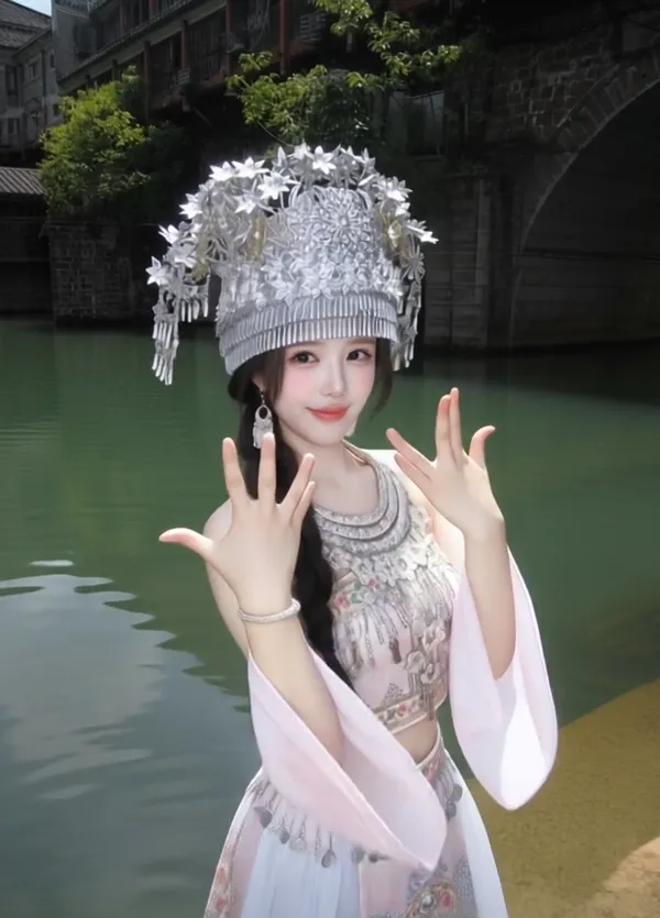 全网刷屏的红山果🍎手势舞来啦 - 主图(AI艺术作品)