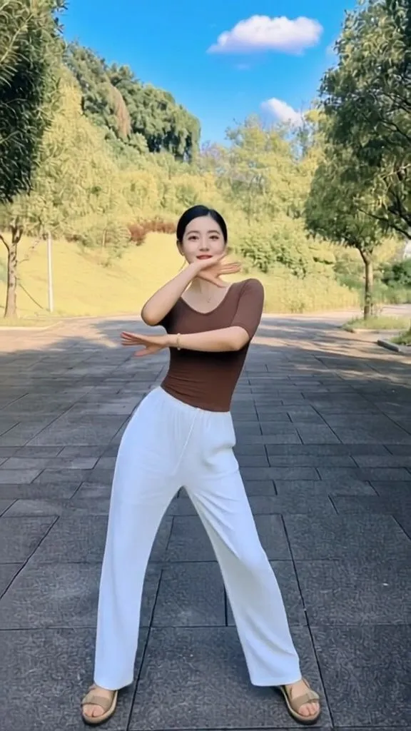 广场舞热辣辣🔥姐姐舞步轻快超有活力 - C作品