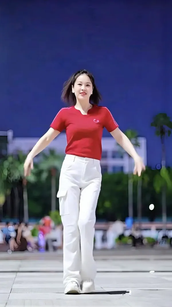 广场舞 美丽的月亮湾 一键同款 - 主图（AI艺术作品）