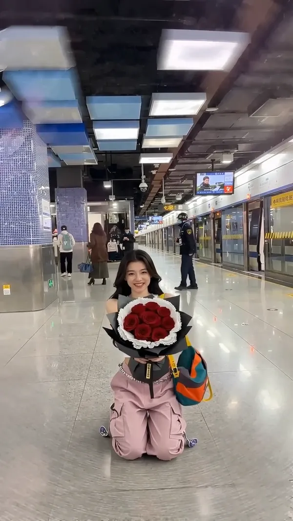 喜欢的人自己宠💗替换照片做滑跪送花特效 - 主图（AI艺术作品）