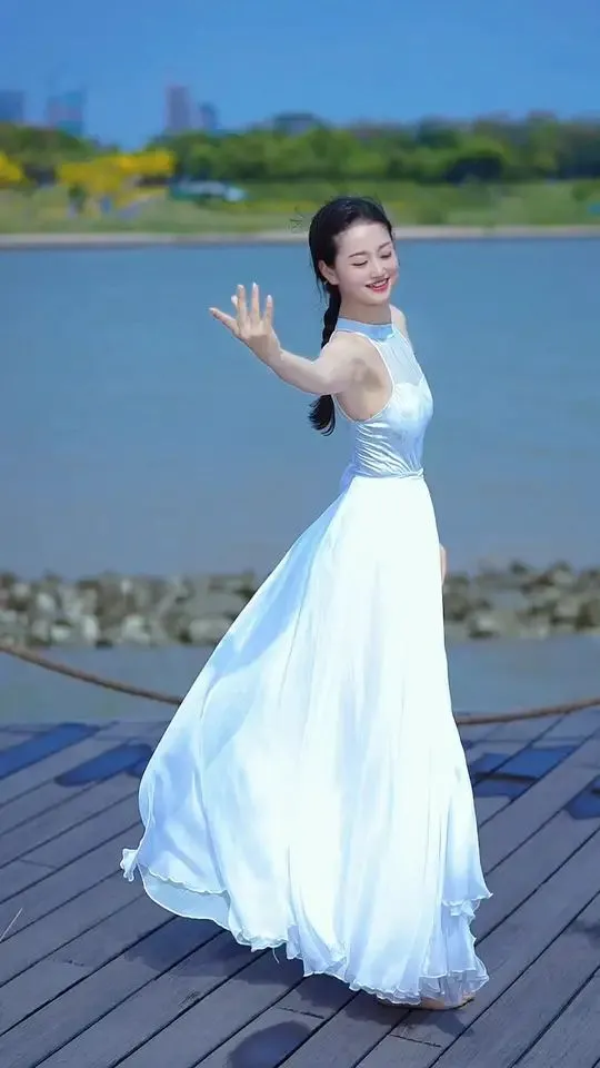 热门🔥民族舞《呼伦贝尔的云朵》 - 主图(AI艺术作品)