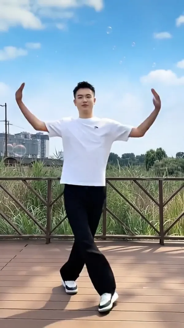 热门广场舞 情歌轻轻唱 上传照片做同款 - 主图（AI艺术作品）