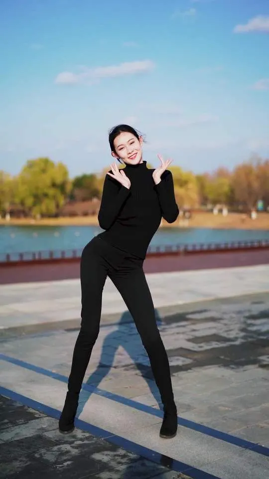 热门🔥户外舞蹈《醉倾城》 - 主图（AI艺术作品）