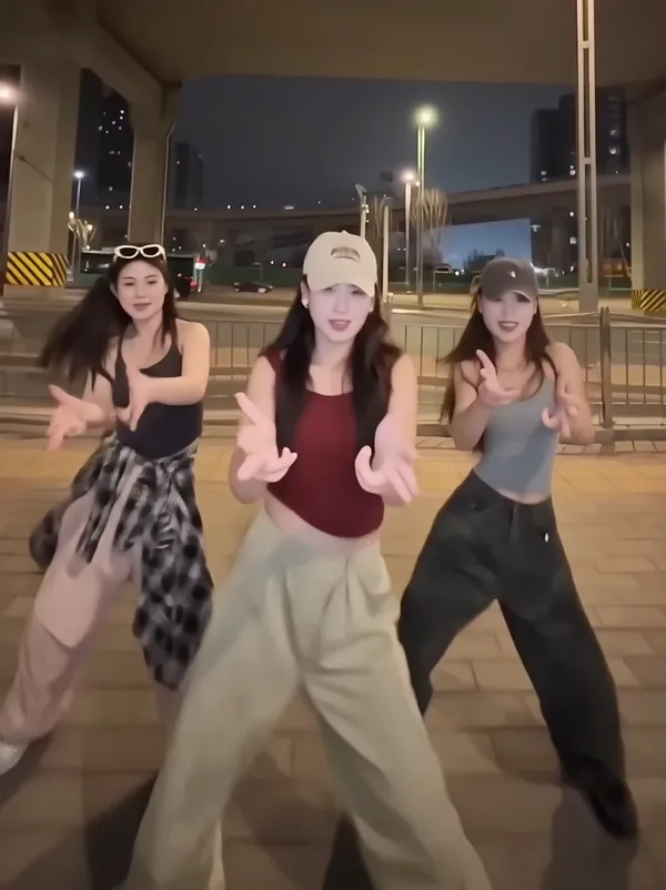 超🔥三人运镜卡点舞蹈 - 主图（AI艺术作品）