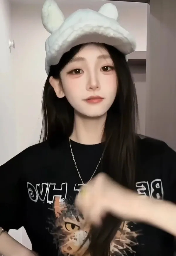 🔥不好意思打扰大家一下|公主17摇 - 主图(AI艺术作品)