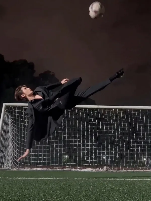 ⚽倒挂金钩|丢水瓶转场|上传图片做同款 - 主图（AI艺术作品）