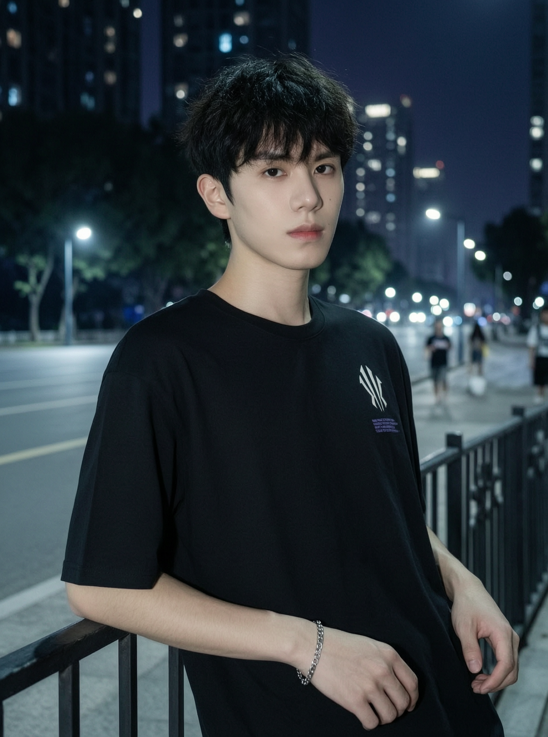 Wan 2.7/晚街漫影城市/夜景清冷男生写真 - 作品图1