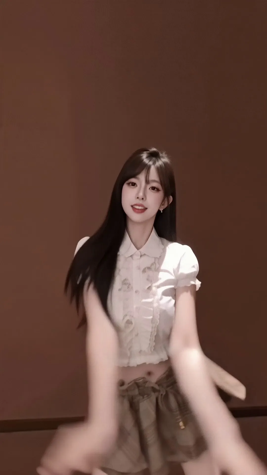 Wan2.7| 阿鱼摇卡点舞💃一键跟跳 - 作品图1