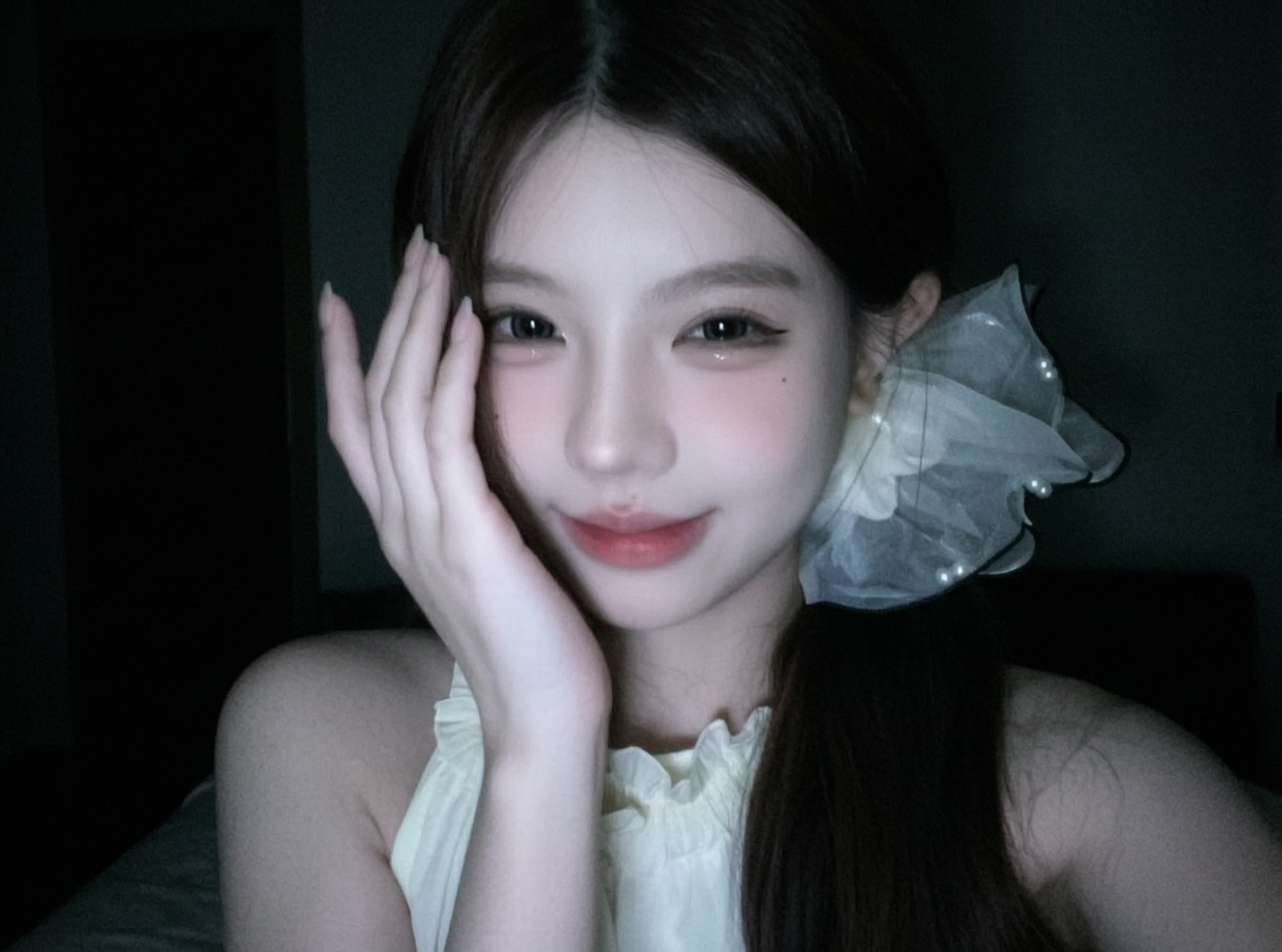 纯欲风暗调柔光氛围感自拍 | 上传女生照片做同款 - 作品图1
