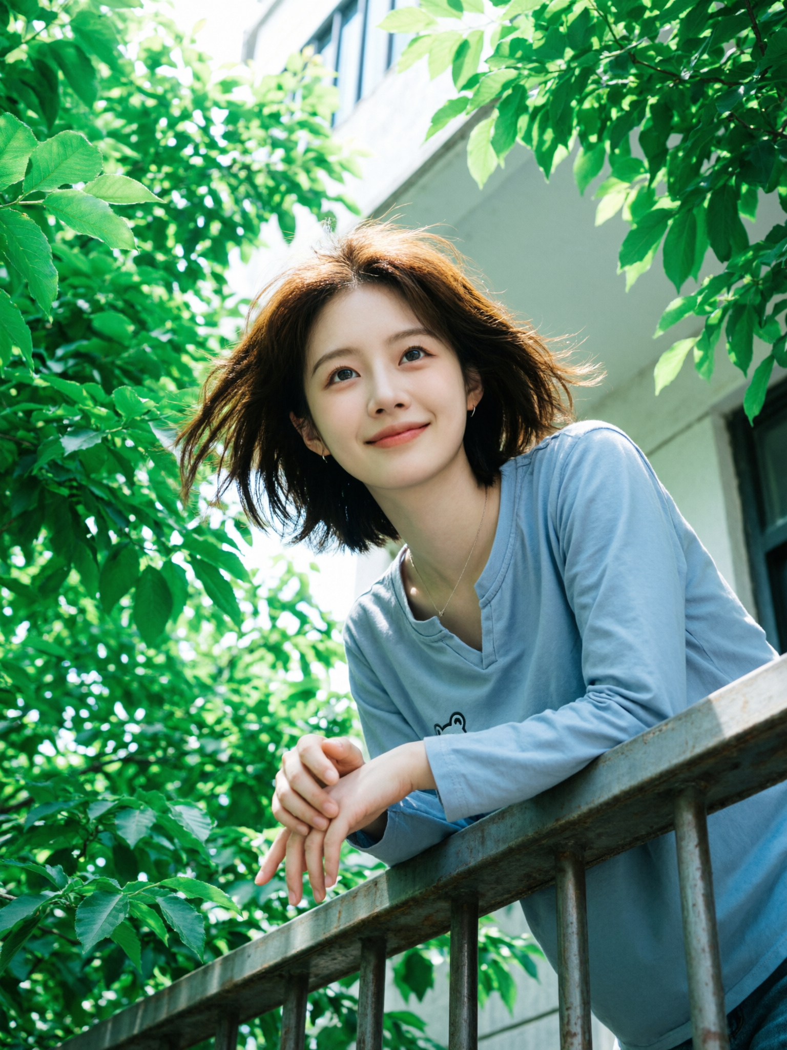 夏日绿意|一键get阳台清纯氛围感写真 - 作品图1