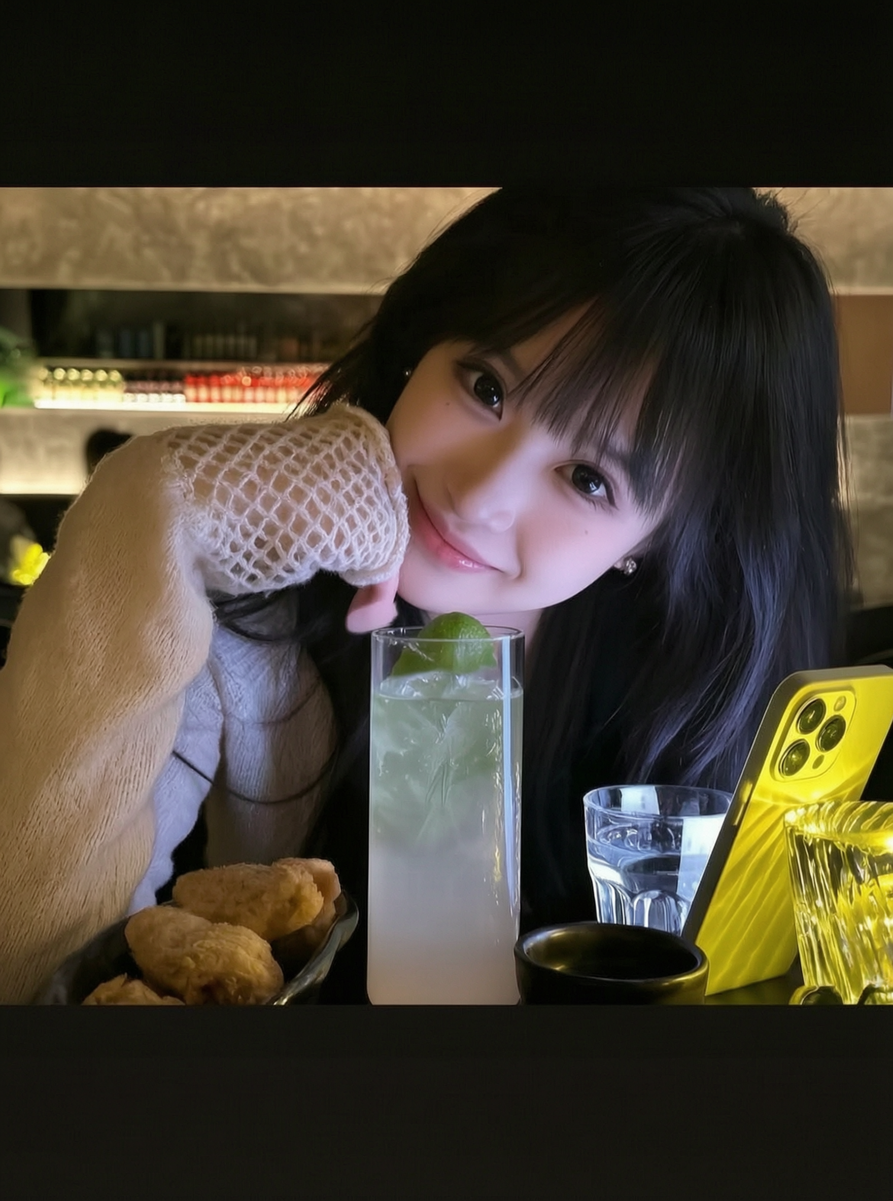 清吧微醺🍹浅毛衣甜妹日常治愈随拍 - 作品图1