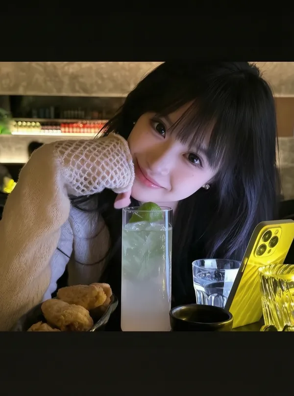 清吧微醺🍹浅毛衣甜妹日常治愈随拍 - 主图（AI艺术作品）
